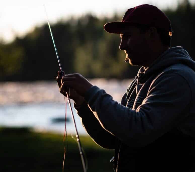 Kengis Brukin Tornionjoki-perho pääsemässä siiman päähän